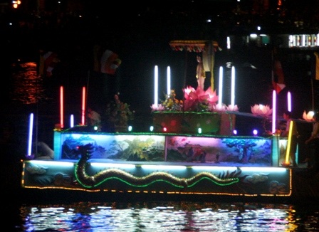 Ngắm thuyền hoa đẹp rực rỡ trên sông trong đêm hội Phật đản