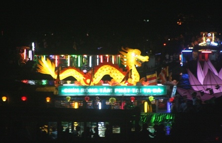 Ngắm thuyền hoa đẹp rực rỡ trên sông trong đêm hội Phật đản