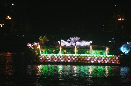 Ngắm thuyền hoa đẹp rực rỡ trên sông trong đêm hội Phật đản
