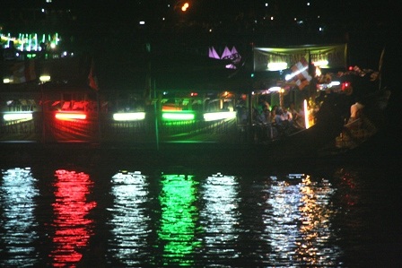 Ngắm thuyền hoa đẹp rực rỡ trên sông trong đêm hội Phật đản