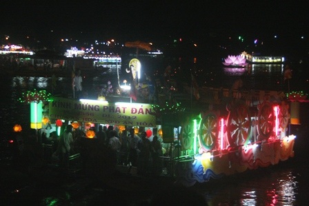 Ngắm thuyền hoa đẹp rực rỡ trên sông trong đêm hội Phật đản
