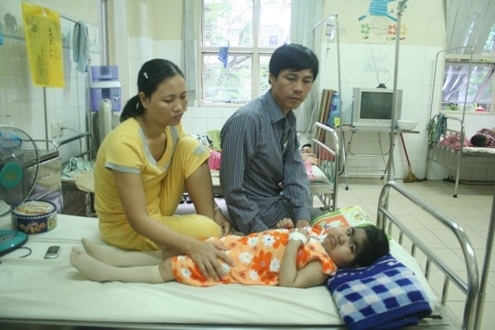 Bé gái 7 năm lấy bệnh viện làm nhà - 2 Bé gái 7 năm lấy bệnh viện làm nhà