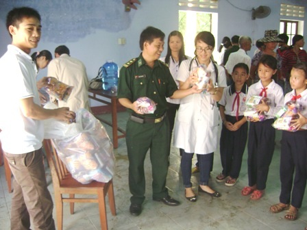 Khám và cấp thuốc miễn phí cho 300 dân nghèo, neo đơn xã ven biển