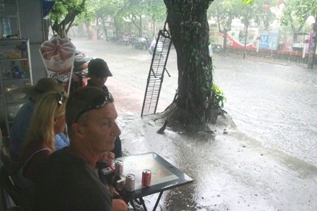 Đường phố khốn khổ vì “mưa vàng”