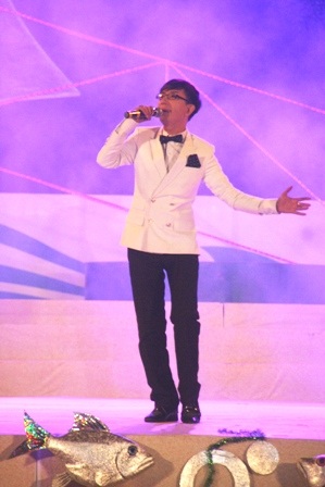 Đàm Vĩnh Hưng hát nhạc quê hương da diết bên đầm phá