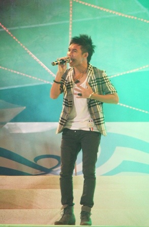 Đàm Vĩnh Hưng hát nhạc quê hương da diết bên đầm phá