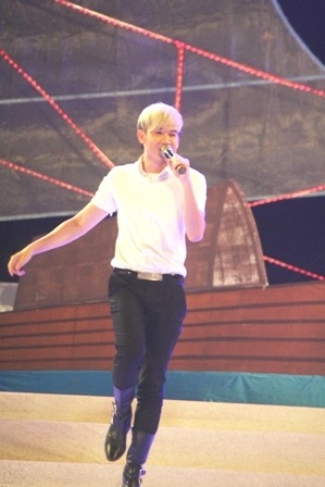 Đàm Vĩnh Hưng hát nhạc quê hương da diết bên đầm phá