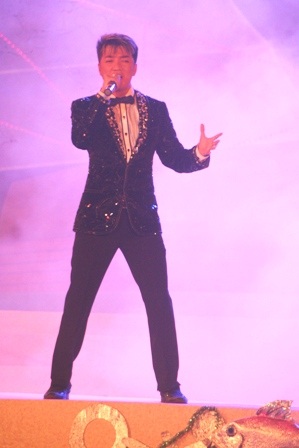 Đàm Vĩnh Hưng hát nhạc quê hương da diết bên đầm phá