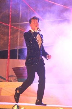 Đàm Vĩnh Hưng hát nhạc quê hương da diết bên đầm phá