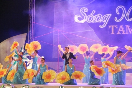 Đàm Vĩnh Hưng hát nhạc quê hương da diết bên đầm phá