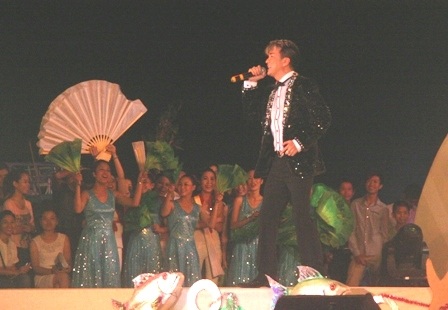 Đàm Vĩnh Hưng hát nhạc quê hương da diết bên đầm phá