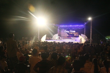 Đàm Vĩnh Hưng hát nhạc quê hương da diết bên đầm phá