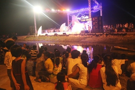 Đàm Vĩnh Hưng hát nhạc quê hương da diết bên đầm phá