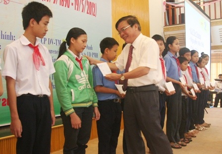 Trao gần 600 suất học bổng cho HS nghèo vượt khó