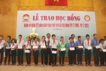 Trao gần 600 suất học bổng cho HS nghèo vượt khó