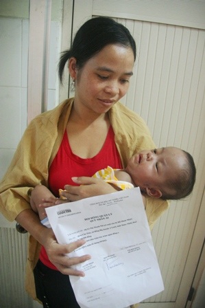 Trao gần 80 triệu đồng đến cháu bé sinh non tháng thứ 7