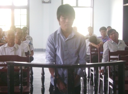 Lĩnh án từ việc chơi trò lên đồng dọa ma - 1