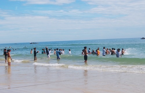 Trận đấu bắt đầu, dân làng hò reo vui vẻ và ra tận mặt nước để cổ vũ