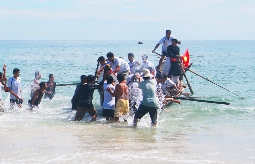 Dân của thôn đón rước đội về nhất từ biển về