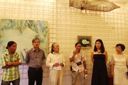 Tác giả Mi Jung Park (thứ 2 từ phải qua) tại buổi ra mắt triển lãm