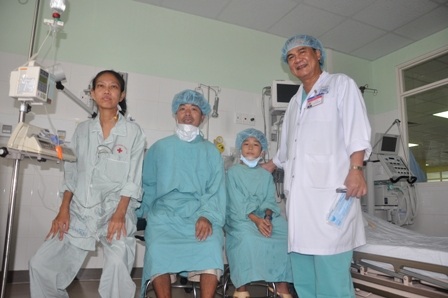 GS Phú (phải) cùng gia đình chị Tú gồm chị Tú - anh Chí (chồng) và cháu Toàn