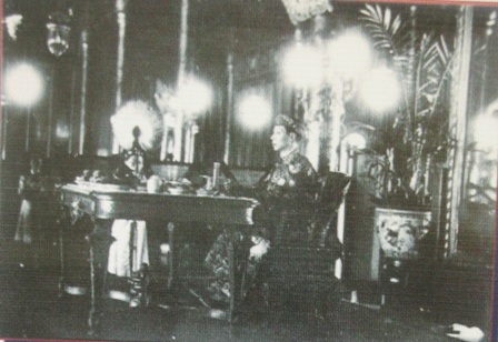 Hoàng đế Khải Định làm việc ở Cần Chánh điện