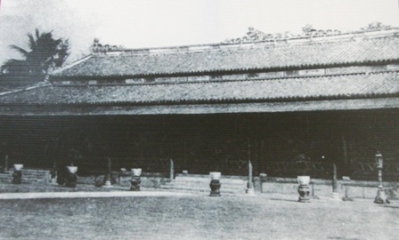 Toàn cảnh điện Cần Chánh nhìn ở mặt trước