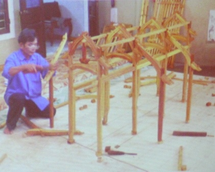 Các nghệ nhân thực hiện các phương pháp làm điện Cần Chánh với mô hình nhỏ