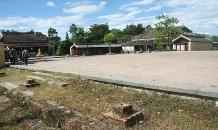 Điện Cần Chánh hiện tại chỉ còn sót lại nền móng như thế này