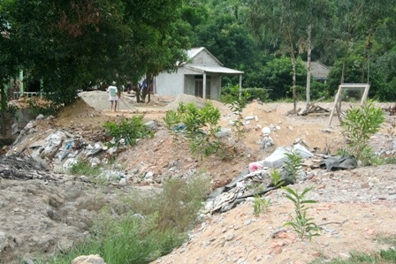 Rác chen vào đến sân nhà dân