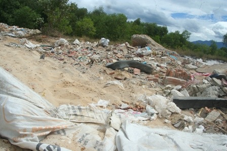 Một ruộng lúa nhỏ đã bị hư hại hoàn toàn không thể canh tác được bởi rác