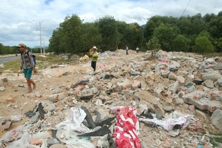 Một ruộng lúa nhỏ đã bị hư hại hoàn toàn không thể canh tác được bởi rác