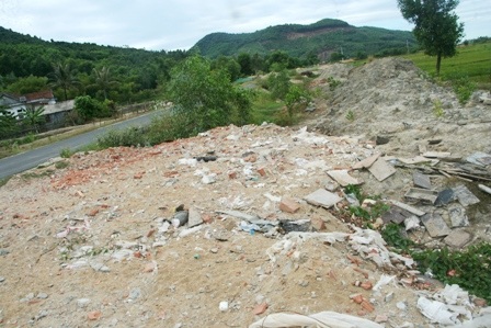 Rác xây dựng của khu du lịch Laguna đầy đường xã Lộc Vĩnh