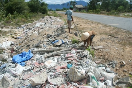 Dân xã đi nhặt rác