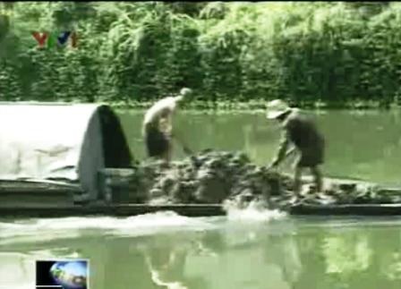 Nạo vét bùn dưới sông rồi lại đổ... xuống sông - 2 Bùn vừa được vét dưới lòng sông lại được đổ trở lại xuống sông