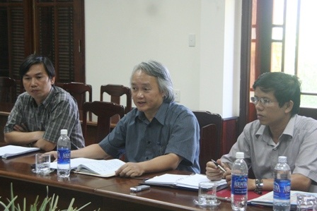 Nạo vét bùn dưới sông rồi lại đổ... xuống sông - 3 Bùn vừa được vét dưới lòng sông lại được đổ trở lại xuống sông