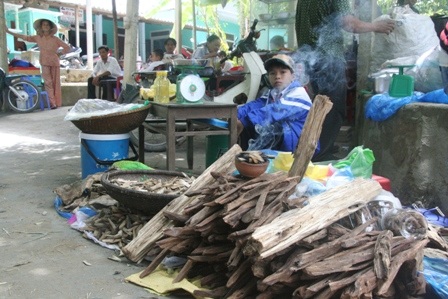 Nhiều gỗ trầm được bán cho du khách mua thắp lễ