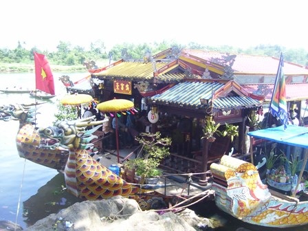 Các bằng rất chắc chắn và đẹp không khác gì ngôi nhà nổi trên sông