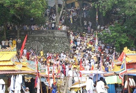 Đông nghịt người ở bến dẫn lên điện