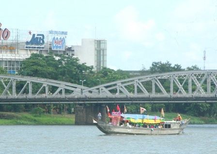 Thuyền rồng đi từ hạ nguồn sông Hương lên điện Hòn Chén