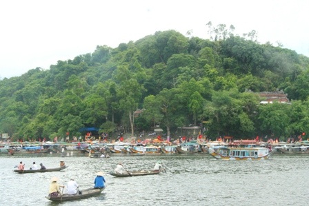 Thuyền rồng đậu dày đặc trước điện Hòn Chén