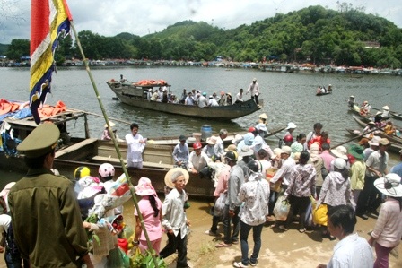 Đò chở hết công suất nhưng vẫn không đủ vì khách quá đông