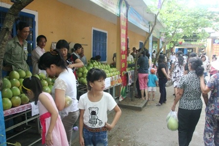 Từ sáng sớm đã có rất nhiều người dân, du khách đến lễ hội thanh trà Thủy Biều