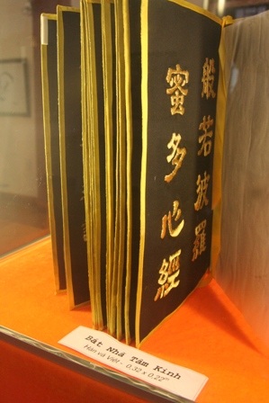 Bộ Tâm kinh được thêu công phu bằng 2 thứ tiếng