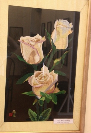 Bông hồng trắng và bông hồng đỏ ngày Vu lan