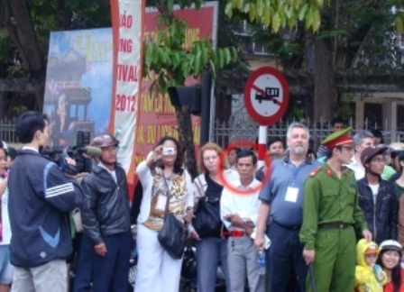 Kẻ chôm điện thoại của Đại sứ bị tóm vì lọt vào máy ảnh