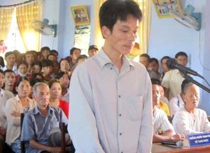 Hồ Văn Luật trước tòa (ảnh: Báo Pháp luật Việt Nam)