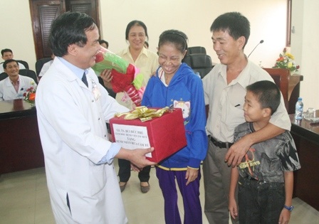 Gia đình chị Tú cười tươi như hoa buổi ra viện