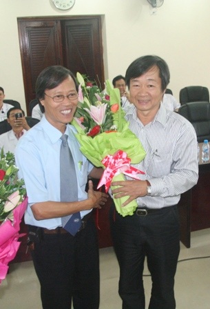BS Nguyễn Văn Nghĩa, Phó giám đốc BV Đa khoa Cần Thơ (phải) tặng hoa chúc mừng