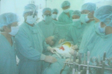 Các bác sĩ bên bệnh nhân sau ca ghép thận thành công